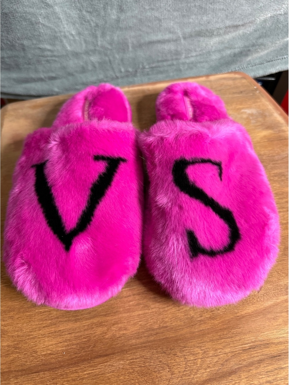 NWT Victoria’s Secret Hot Pink Faux Fur Logo Slide Slippers - Size L